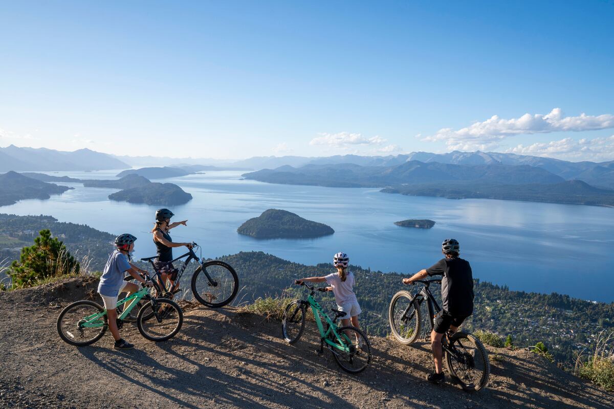 En Bariloche, las caminatas y las bicicleteadas por los majestuosos senderos inmersos en el bosque son una de las actividades preferidas de los visitantes.