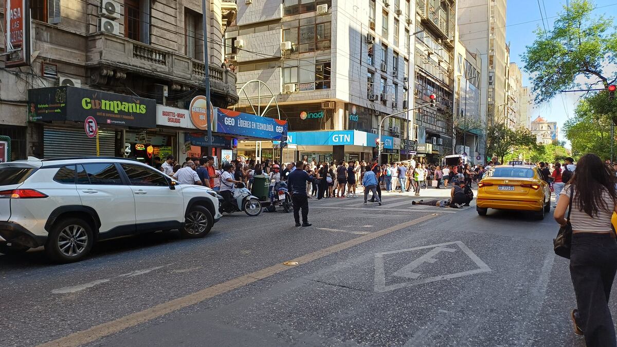 El impactante siniestro vial en avenida Colón que dejó al menos 7 heridos. (Foto X @ernestinamarziD Radio Mitre)