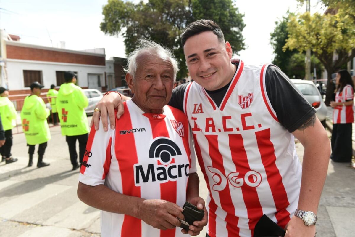 Hinchas de Instituto en la previa del clásico con Talleres en Alta Córdoba. (José Gabriel Hernández y Javier Ferreyra / La Voz)