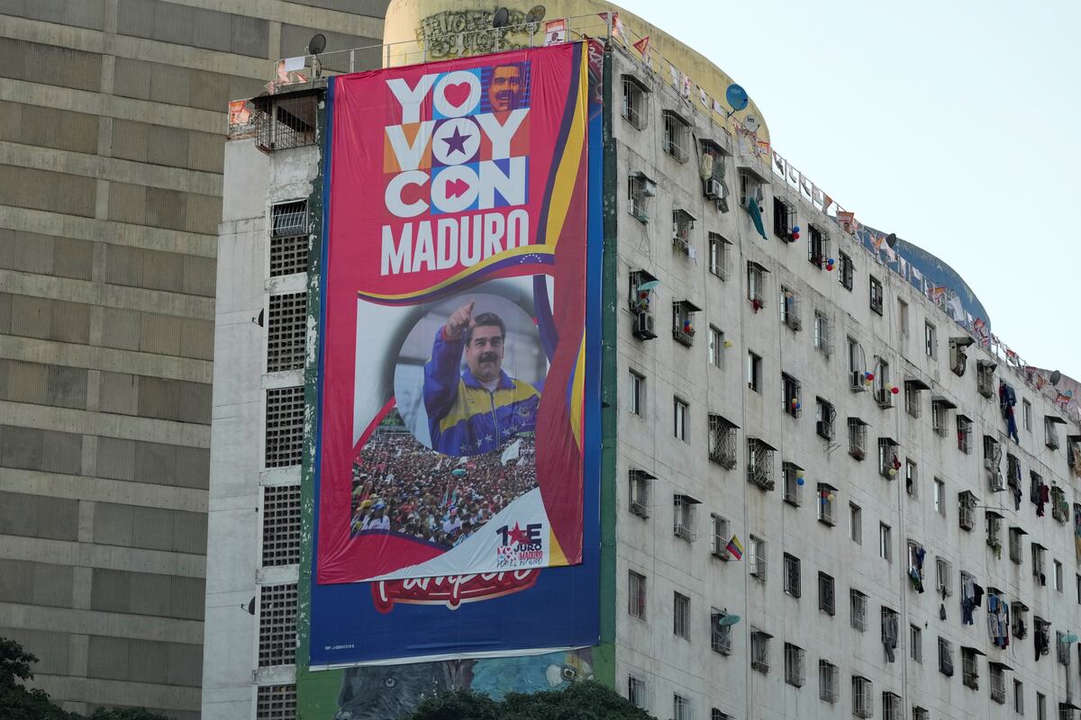 Opositores del presidente venezolano Nicolás Maduro sostienen una pancarta en la Plaza de Mayo en Buenos Aires el 9 de enero de 2025, día antes de la jura de Maduro para su tercer mandato. (AP / Natacha Pisarenko)