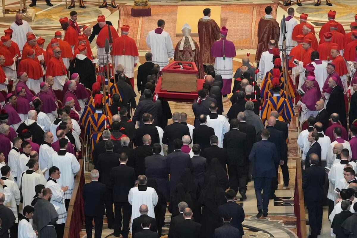 Miles de fieles despiden al Papa Francisco