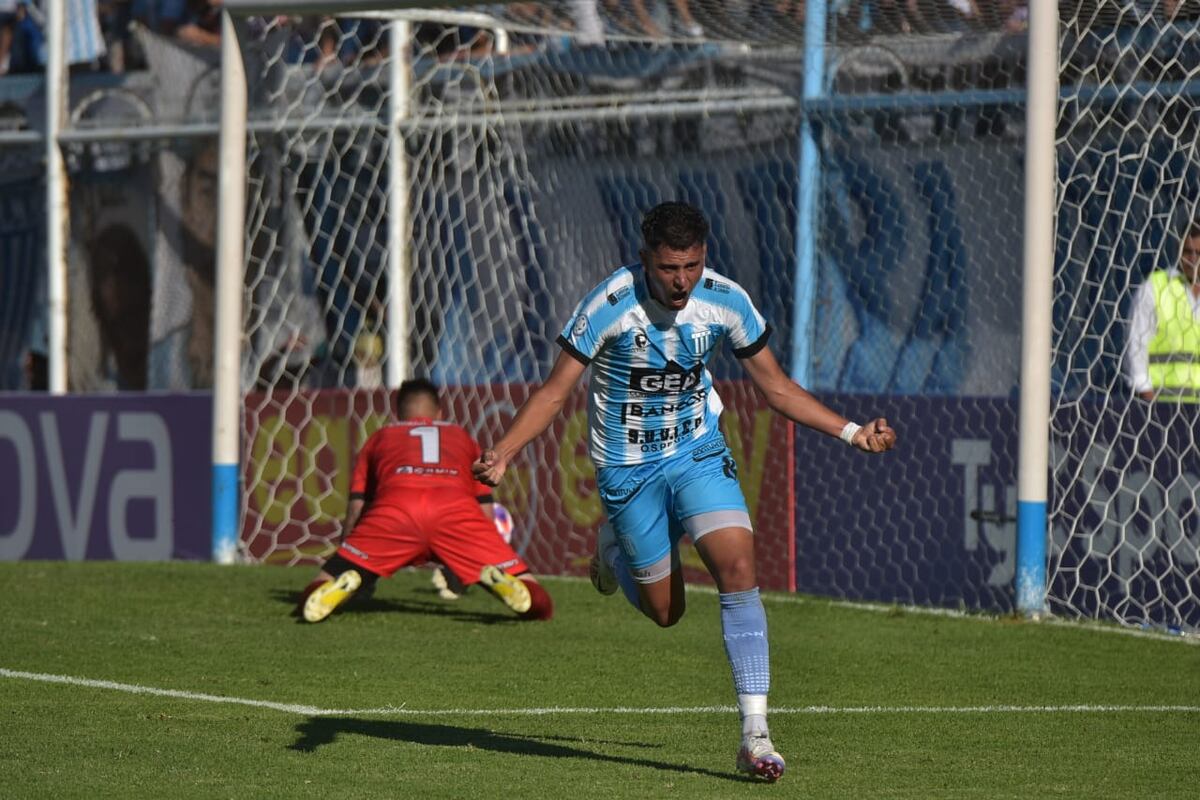 Racing de Nueva Italia está venciendo 2 a 1 este viernes en el Miguel Sancho a Deportivo Madryn, en la cuarta fecha de la Zona B de la Primera Nacional. (Facundo Luque / La Voz)