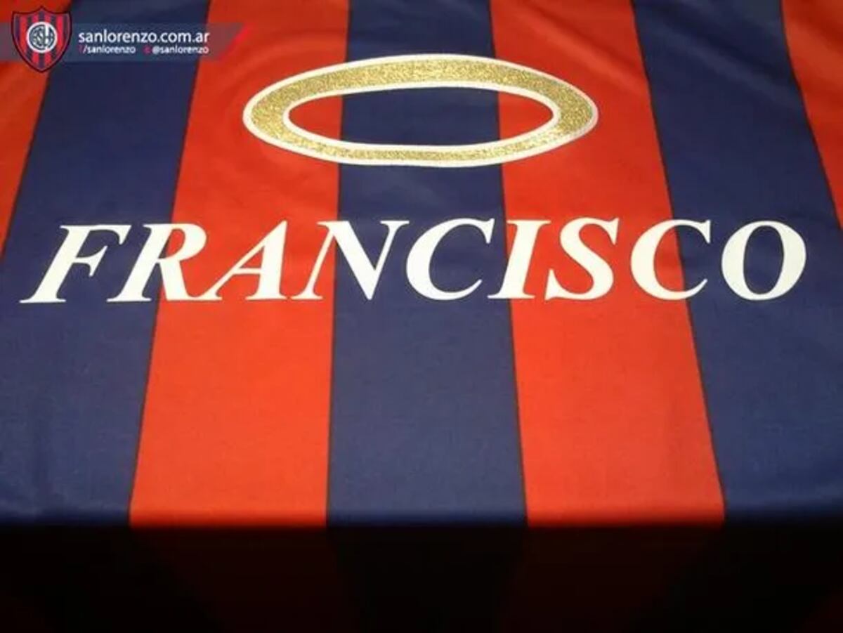 16 de marzo de 2013. El equipo de San Lorenzo vistió una camiseta en honor al arzobispo de Buenos Aires Jorge Bergoglio, hincha del club, que acababa de ser elegido Papa. (MinutoUno)
