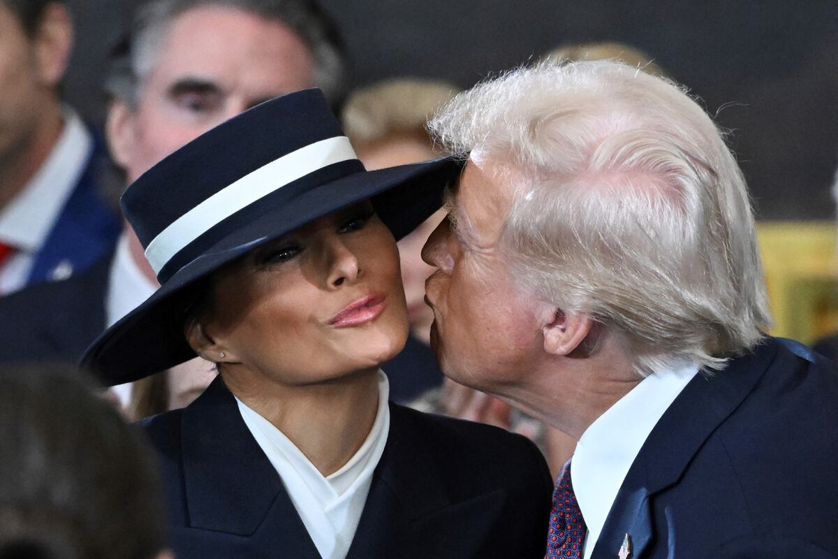 El presidente electo Donald Trump saluda a Melania Trump antes de la 60ª toma de posesión presidencial en el Capitolio. (Saul Loeb/Pool vía AP)