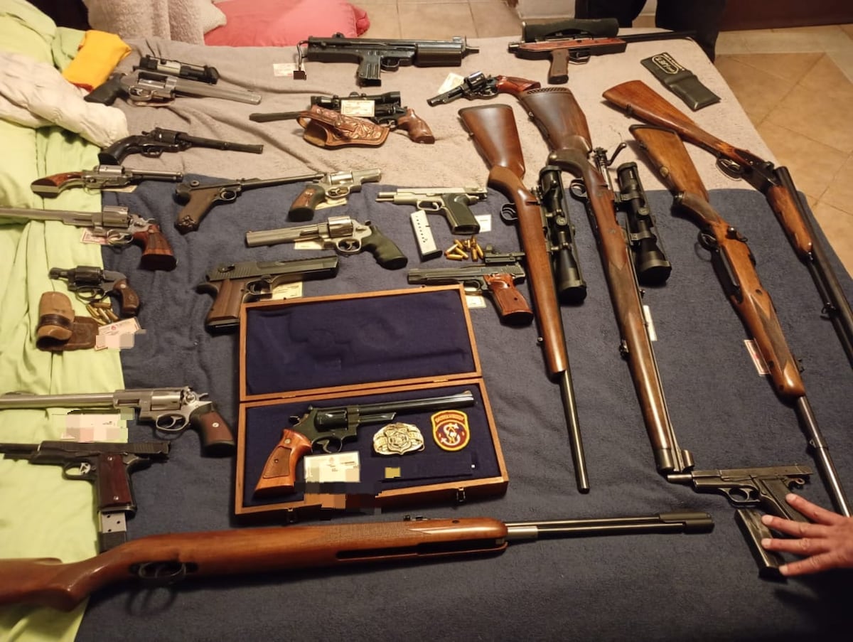 Las armas secuestradas en el operativo en villa El Bordo, en Córdoba. (Policía)