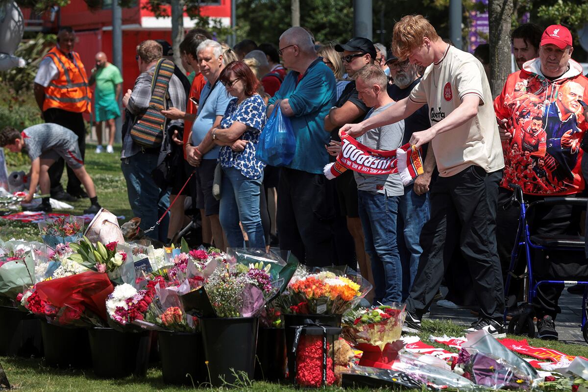 Los aficionados al fútbol dejan homenajes en memoria del jugador del Liverpool Diogo Jota en el estadio Anfield, sede del Liverpool FC en Liverpool, el jueves 3 de julio de 2025. (Foto AP/Ian Hodgson)