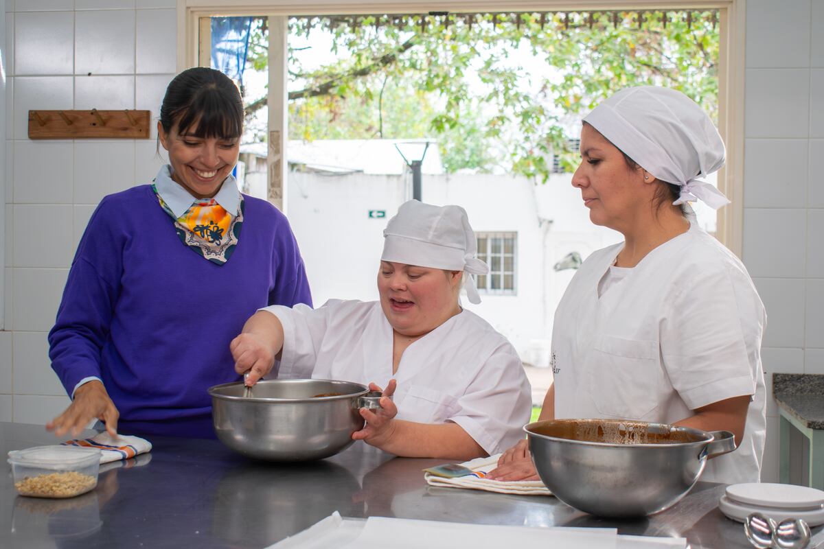 Felicitas Pizarro junto a cocineras de Asociación Civil Andar. (Foto: El gourmet)
