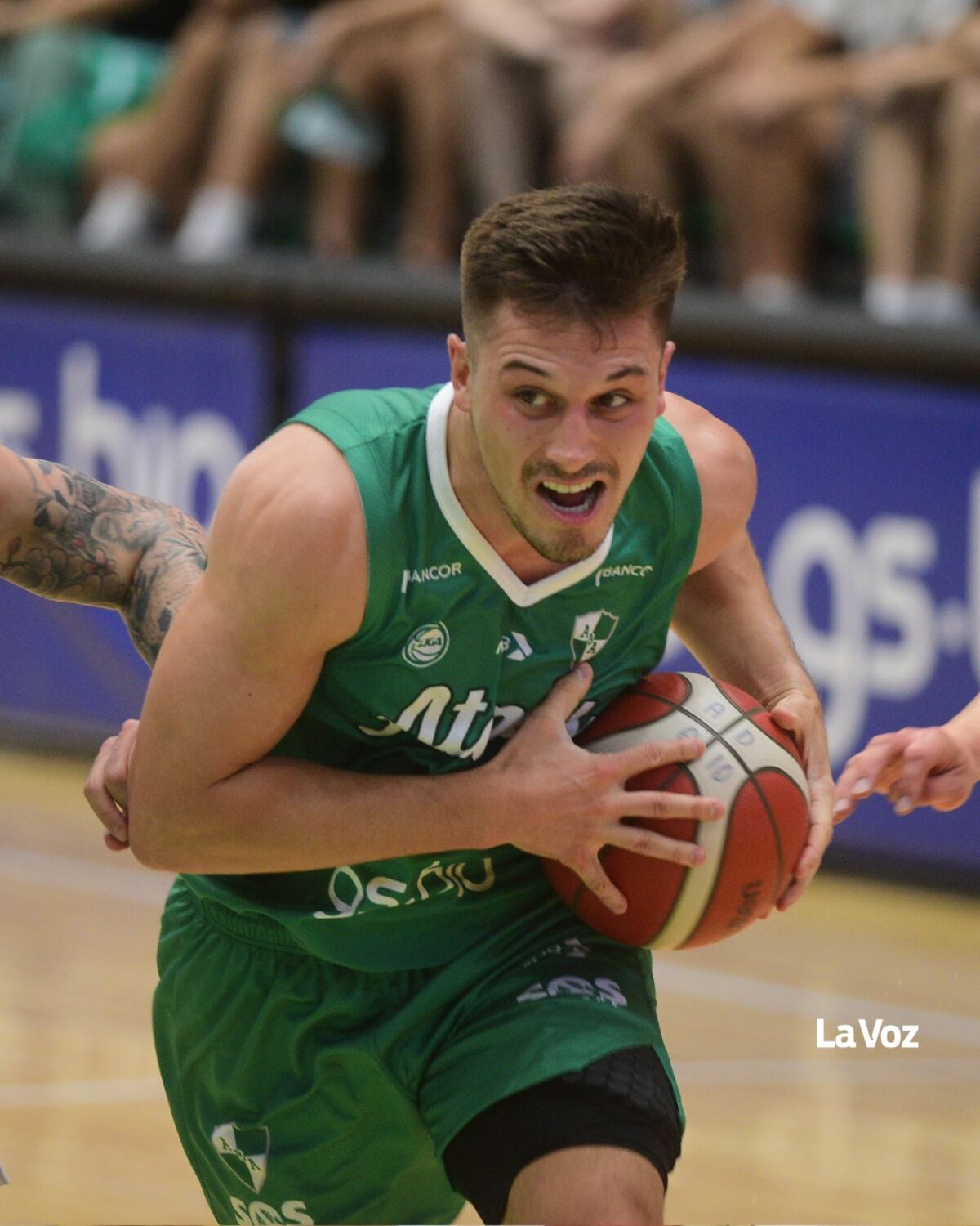 El debut de local de Atenas, ante Boca. (José Hernández / La Voz).