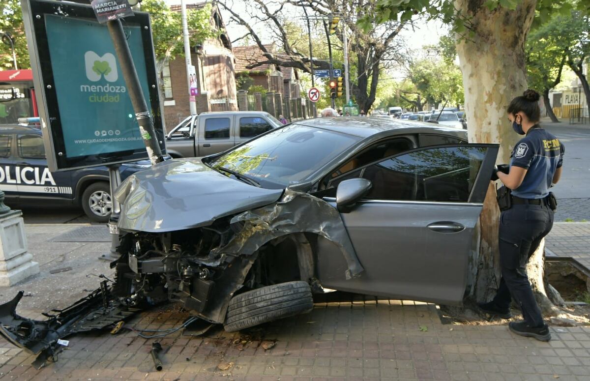 Un playero le robó el auto a un turista, manejaba ebrio y lo chocó contra un poste en pleno centro.