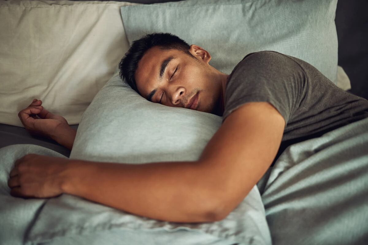 Diversos estudios psicológicos sugieren que quienes duermen abrazando una almohada suelen ser personas que valoran el afecto