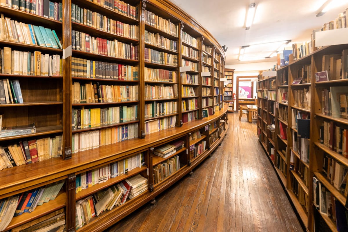 Biblioteca de la Legislatura de Córdoba donde se pueden encontrar los libros producidos a través del Programa de Fortalecimiento de Ediciones Literarias junto a otros cientos de ejemplares y títulos en general. / Legislatura de Córdoba