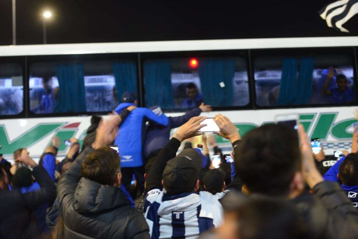 La hinchada de Talleres en el Kempes para recibir al plantel. (Facundo Luque y Javier Ferreyra)