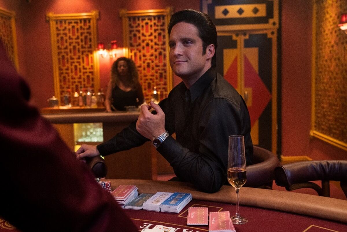 El cantante viaja a Las Vegas para Navidad, aunque su mánager lo convence de volver con su hija. (Gentileza Netflix).