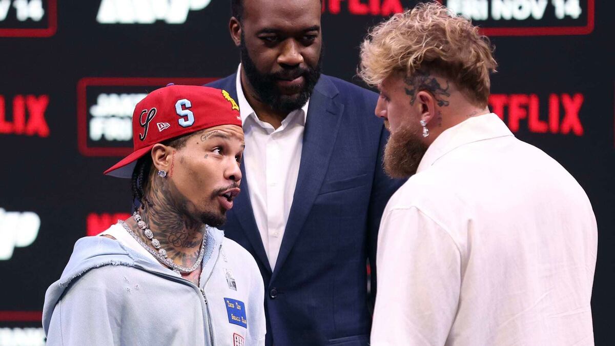 Gervonta Davis (izquierda), cuya pelea con Jake Paul (derecha) fue cancelada por una demanda civil de su expareja en su contra, quien lo acusó de agresión agravada, privación ilegal de la libertad, secuestro e inflicción intencional de angustia emocional, ya había tenido problemas con la justicia estadounidense previamente. (Crédito: X/@Complex)