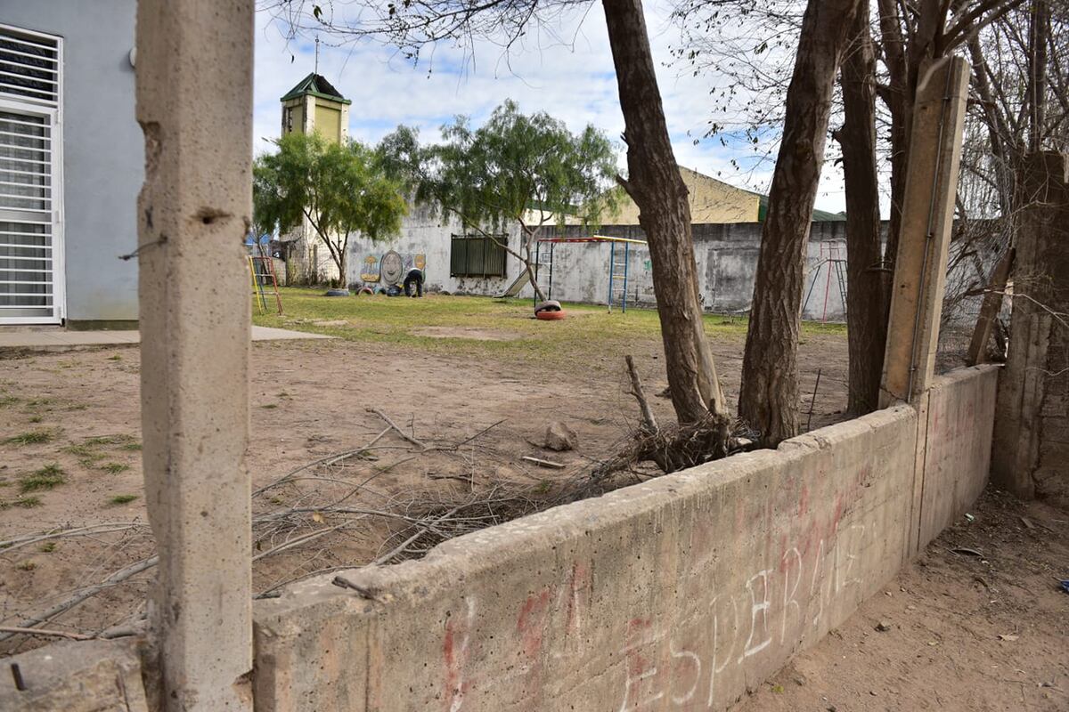 Robaron el alambre primetral del Jardín de Infantes Atilio Argüello de barrio Parque República. Los niños no pueden salir al recreo al patio. (José Gabriel Hernández / La Voz)