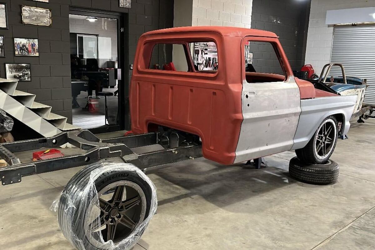 Ford F-100 en proceso de restauración.