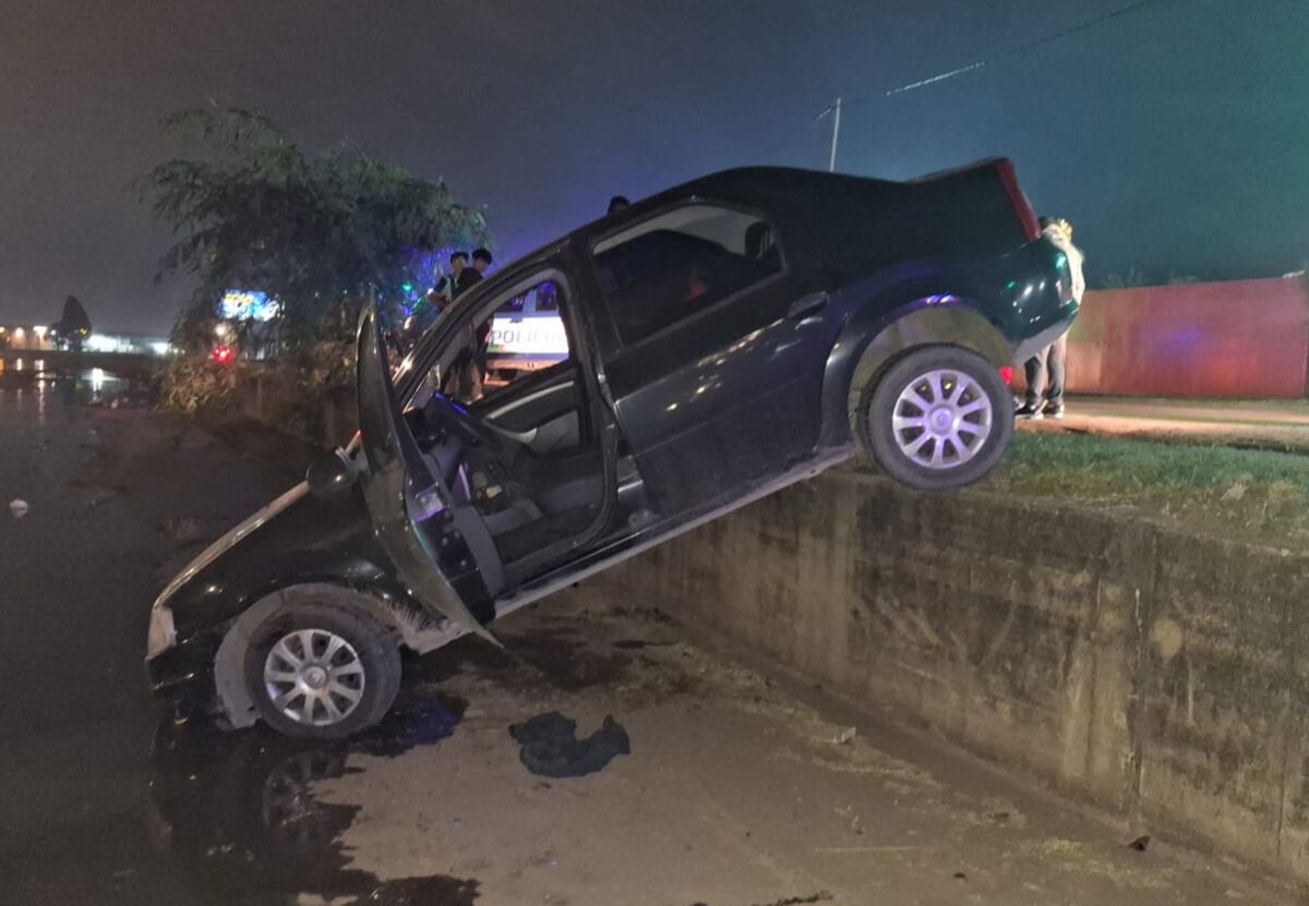 Así quedó el auto que chocó contra una motocicleta en Córdoba.