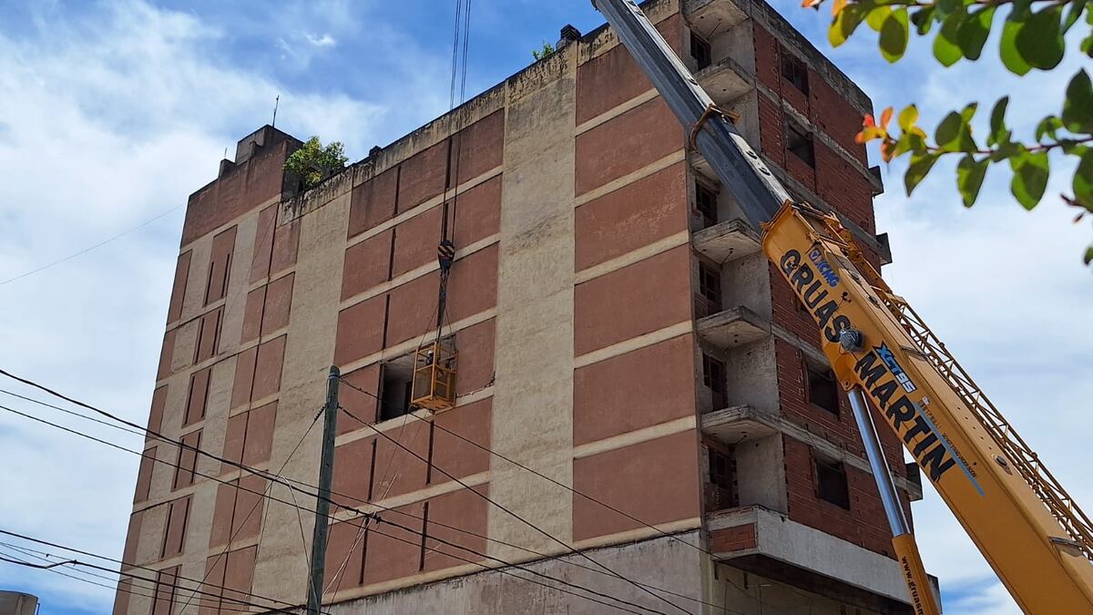 Se demoleran cinco pisos del edificio ex Aciso.