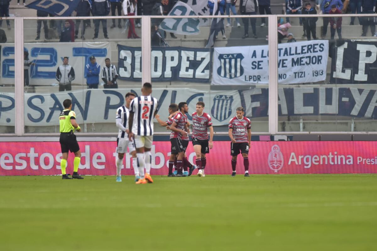 Claudio Riaño celebra uno de sus goles ante Talleres en el Kempes. (Facundo Luque / La Voz).