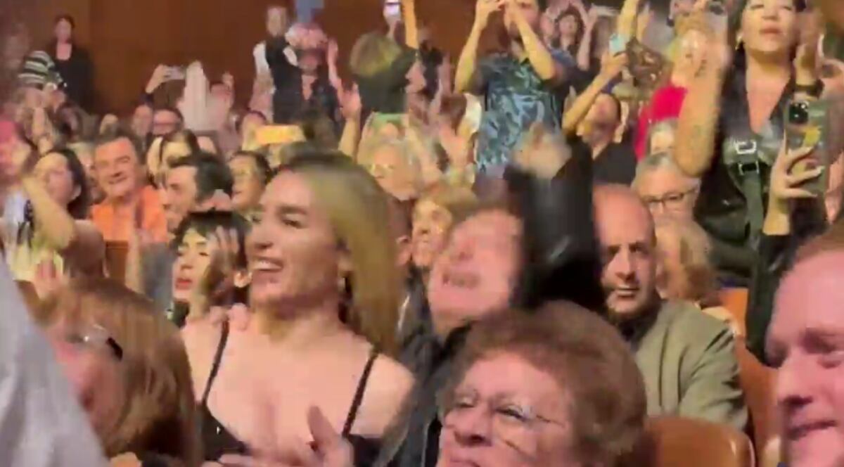 La pareja tuvo una salida de sábado y fueron a ver a un imitador de Sandro.