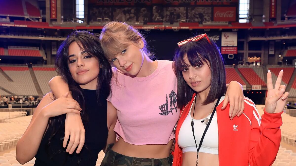Taylor Swift vs. Charli XCX: la guerra pop que revive el fantasma de Matty Healy y el dardo explosivo de “Actually Romantic”