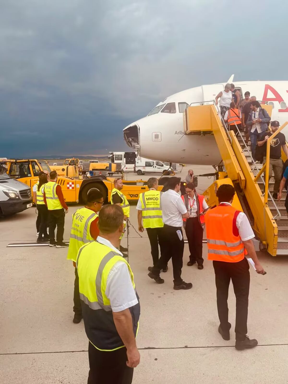 Un avión de la aerolínea Austrian Airlines resultó gravemente dañado el domingo y tuvo que emitir un mayday tras chocar contra una “célula de tormenta” de granizo.