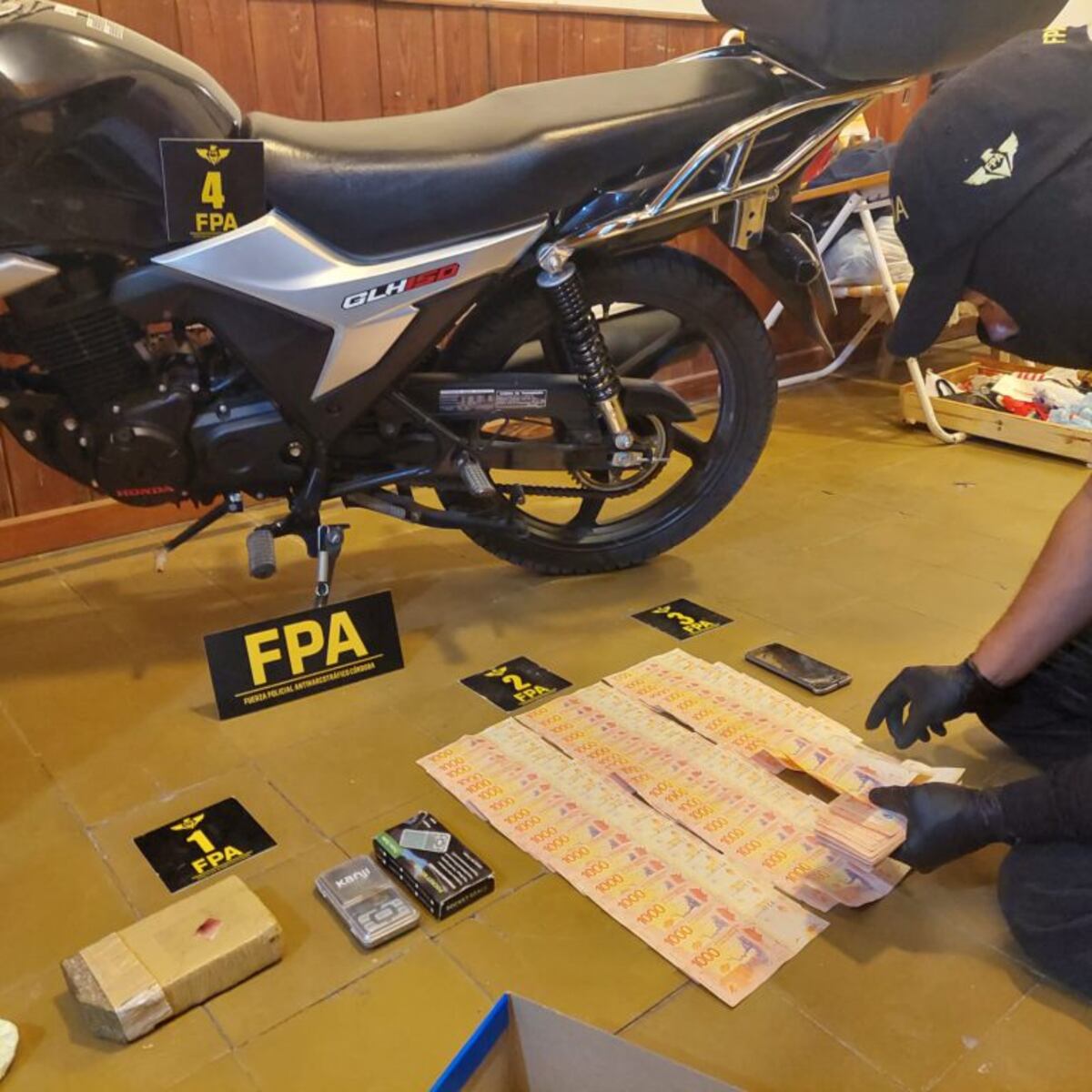 Allanamiento. En el operativo particiaron investigadores de la FPA junto a canes detectores de narcóticos de la División K-9.