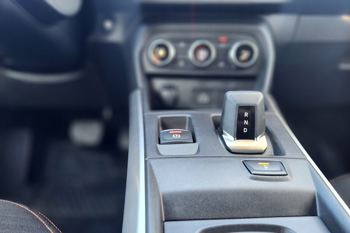 La caja automática de seis marchas de doble embrague tiene un rendimiento exquisito: dispone de levas en el volante y una selectora pequeña.