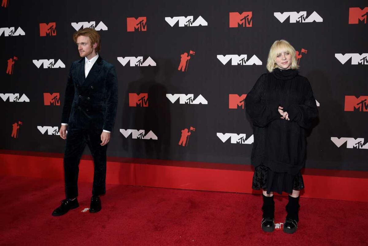 Phineas y Billie Eilish.