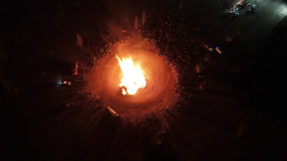 Una tradición vigente. La gente alrededor del gran fuego, en Caroya.