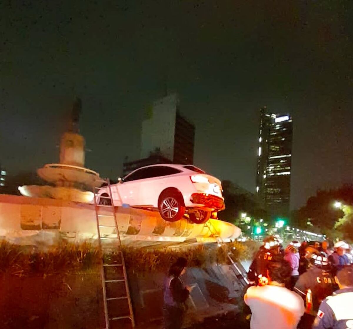 El automóvil terminó dentro de una fuente. (Gentileza)