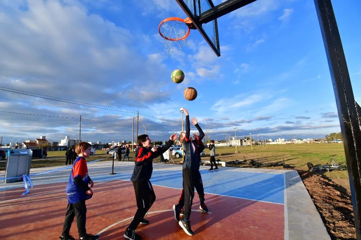 Las canchas de básquet 3x3 que soñó Mateo, se ven ahora en muchas plazas de San Francisco (La Voz)