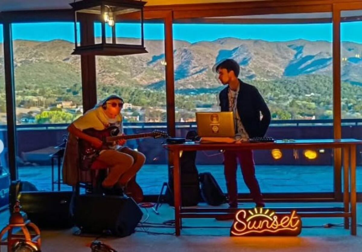 Julián Burgos es guitarrista y productor. Acá, en un sunset de Burgos & Burgos.