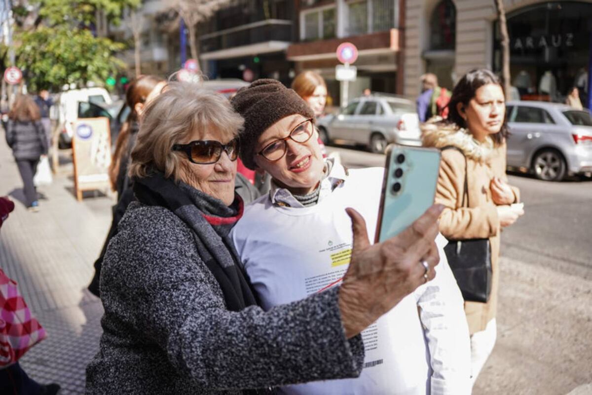 Ximena Tezano Pintos desplegó una pancarta con el sello “Condenada” y la sentencia de la Corte. (Santiago García Díaz).