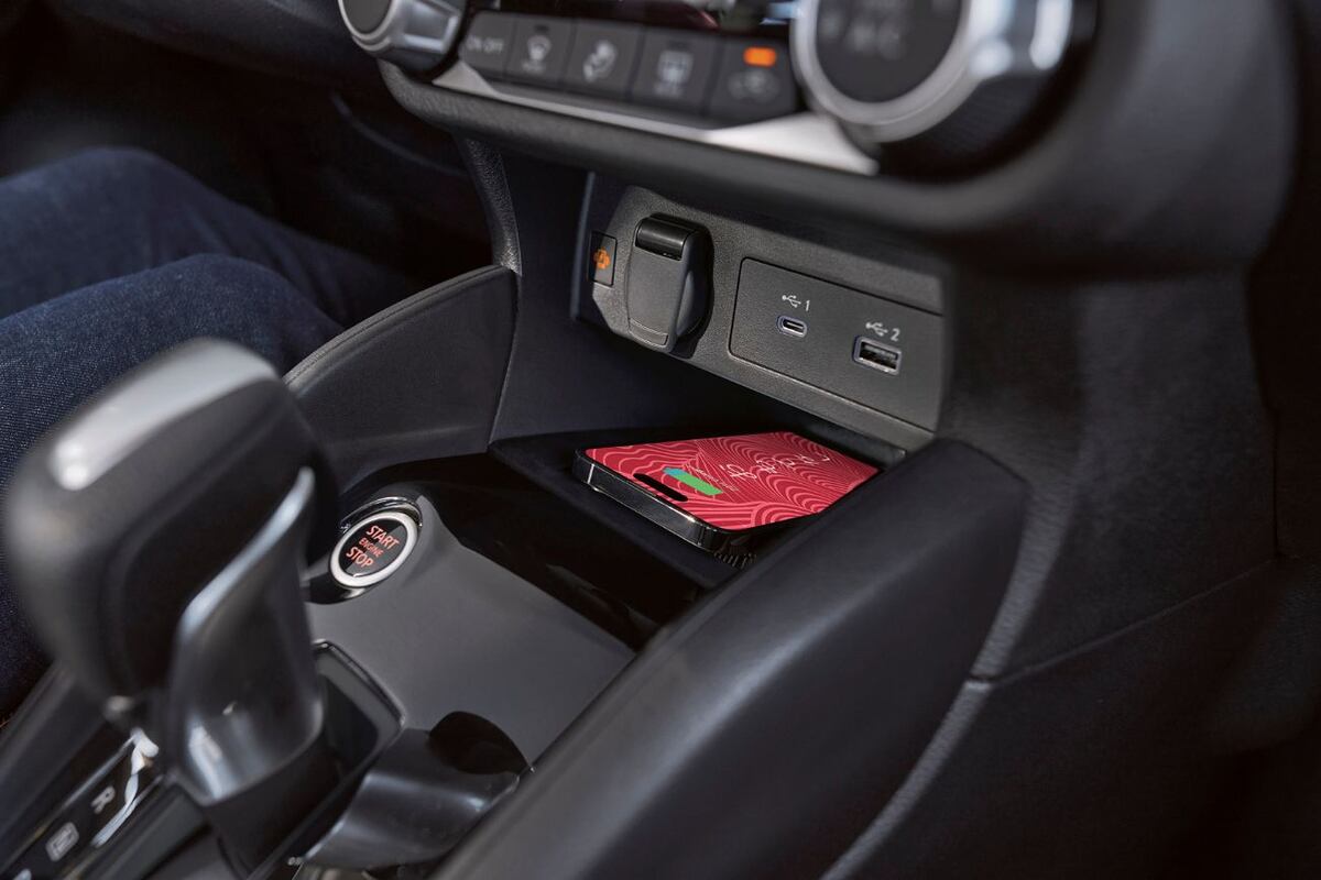 Desde la versión Advance CVT viene con cargador inalámbrico de celulares.