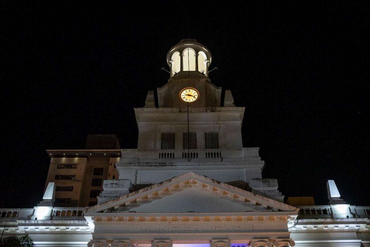 Río Cuarto. Llamosas encendió el árbol de Navidad e inauguró el reloj en el Palacio de Mójica (Gentileza).