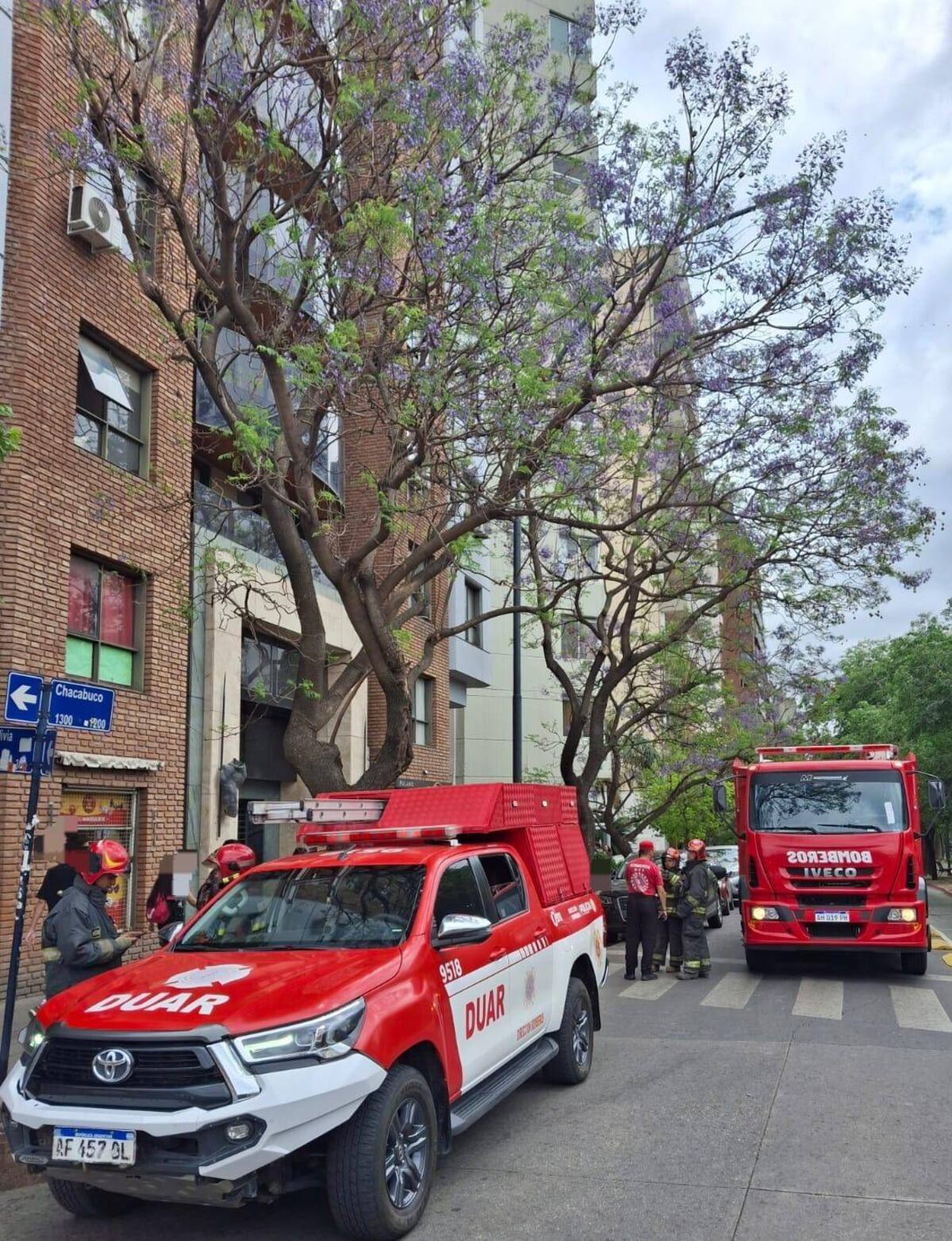 Bomberos y personal del CAP trabajaron en el piso 14 de un edificio de Nueva Córdoba, donde un hombre resultó con quemaduras tras la deflagración de alcohol mientras encendía un carbón aromático. (Policía de Córdoba)