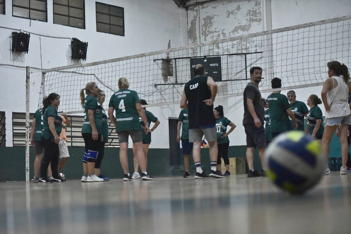 Newcom, deporte similar al vóley, en el Club Barrio Parque
(Faucndo Luque / La Voz)