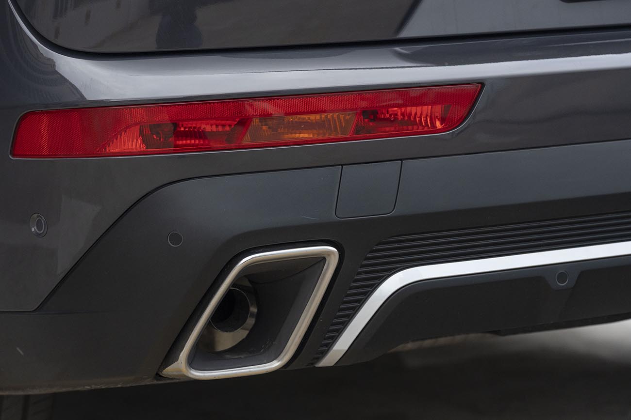 El sistema de propulsión combina un motor naftero 1.6 litros turbo de 200 CV con dos eléctricos (de 110 CV y 112 CV), ubicados uno en cada eje, por lo que su tracción es 4x4.