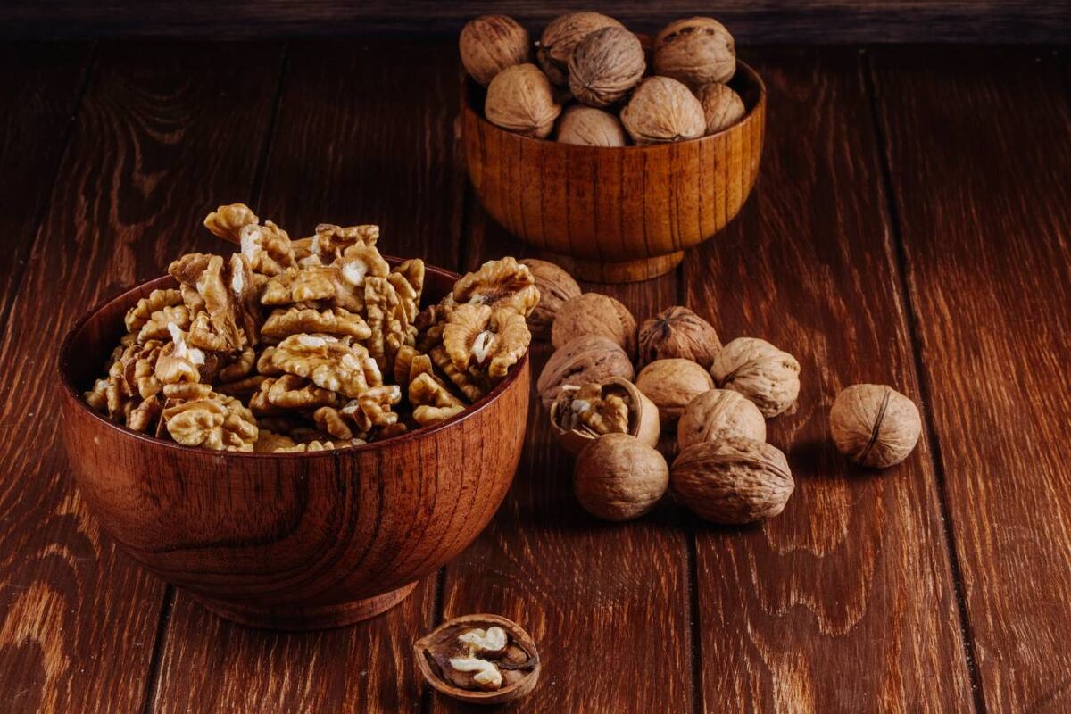 Investigadores de la Universidad de Connecticut identificaron cómo el consumo de nueces mejora la inflamación sistémica y puede reducir el riesgo de cáncer de colon. (Freepik)