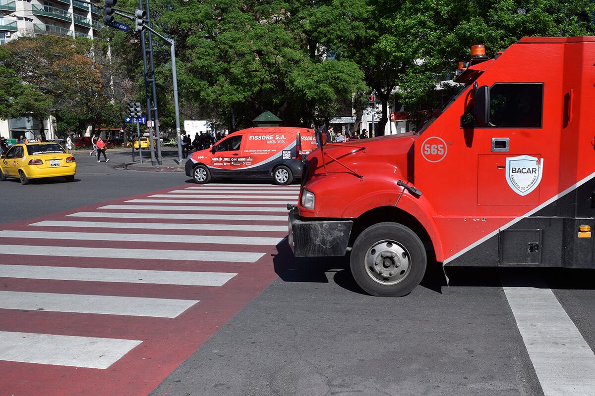 Nuevas cebras peatonales frente al Patio Olmos, en la ciudad de Córdoba. (Ramiro Pereyra / La Voz)