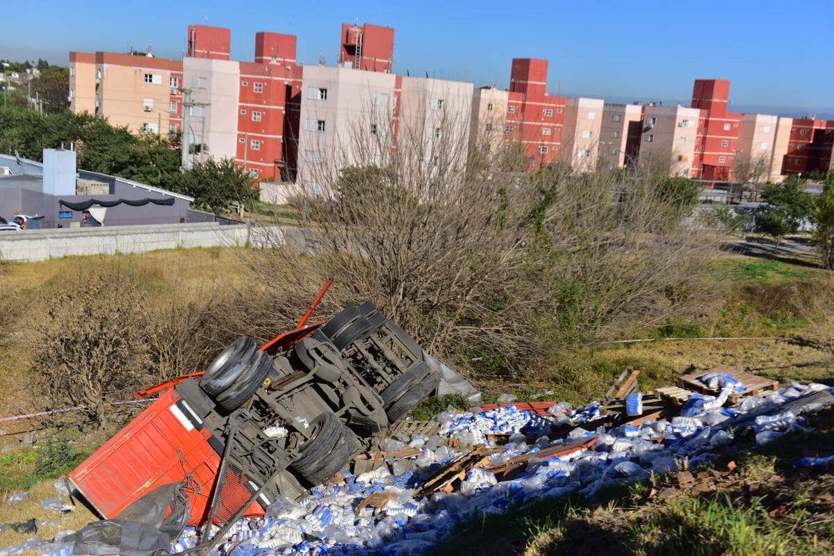 Vuelco y robo en Córdoba. (La Voz/José Gabriel Hernández)