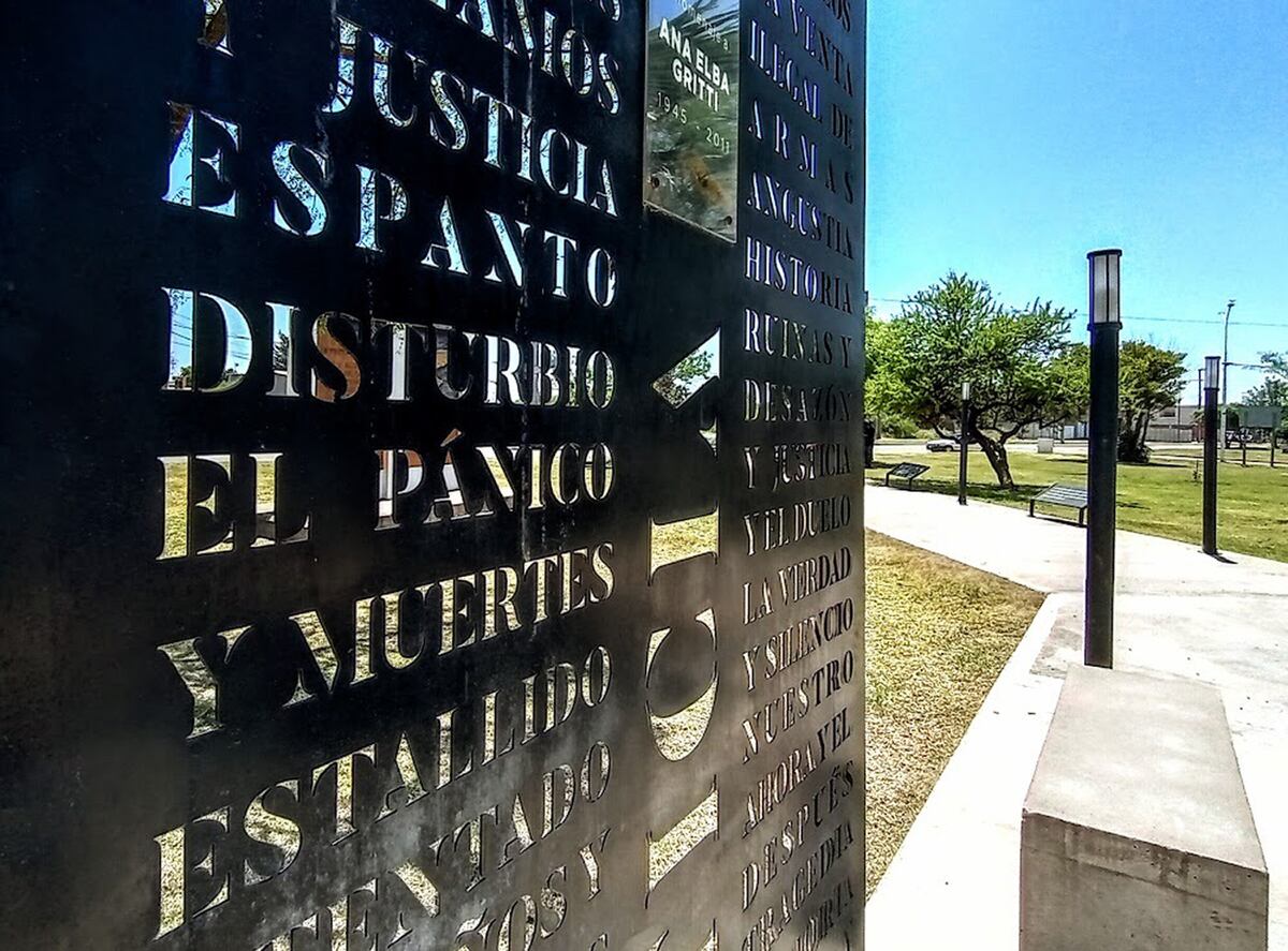 Explosiones en Fábrica Militar Río Tercero. A 30 años, la Plazoleta de la Evocación, que recuerda a las siete victimas fatales. (La Voz)