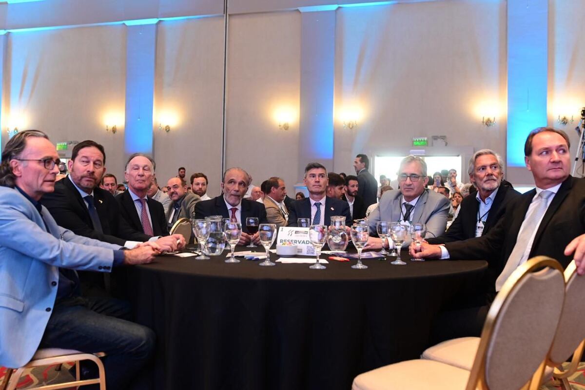 Empresarios del sector junto con el intendente de Córdoba, Daniel Passerini, el ministro de Infraestructura, Fabián López, y su par de Industria, Pedro Dellarossa.