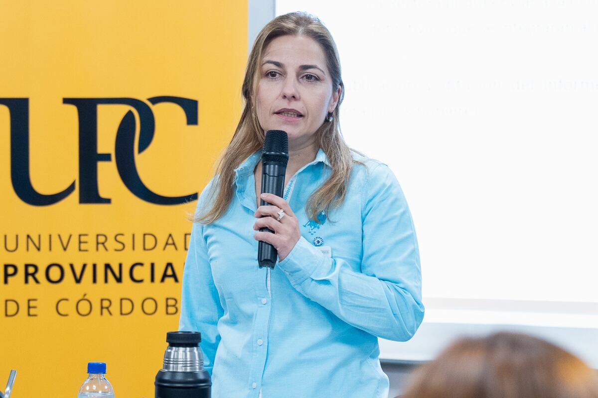 Julia Oliva Cúneo, rectora de la UPC, comunicando los resultados del Estudio de Inserción y Calidad Laboral.