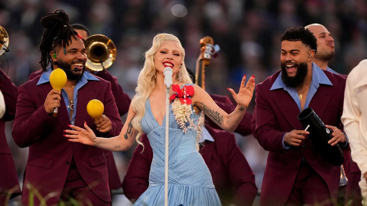 Así fue confeccionado el look clásico y teatral de Lady Gaga para el Súper Bowl 2026  