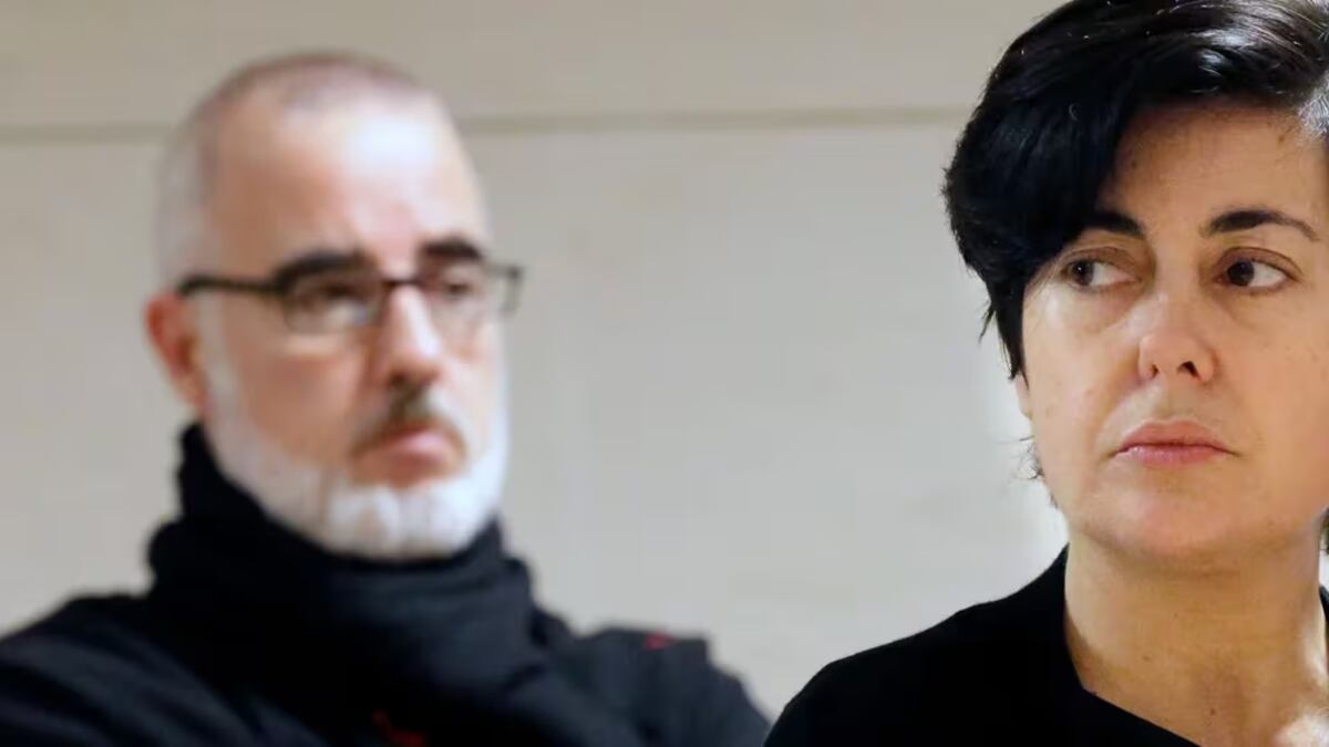 Fotografía de archivo (01/10/2015), de la abogada Rosario Porto (d) y el periodista Alfonso Basterra (i) en una de las sesiones del juicio por la muerte de su hija Asunta Basterra. Imagen publicada por EFE.