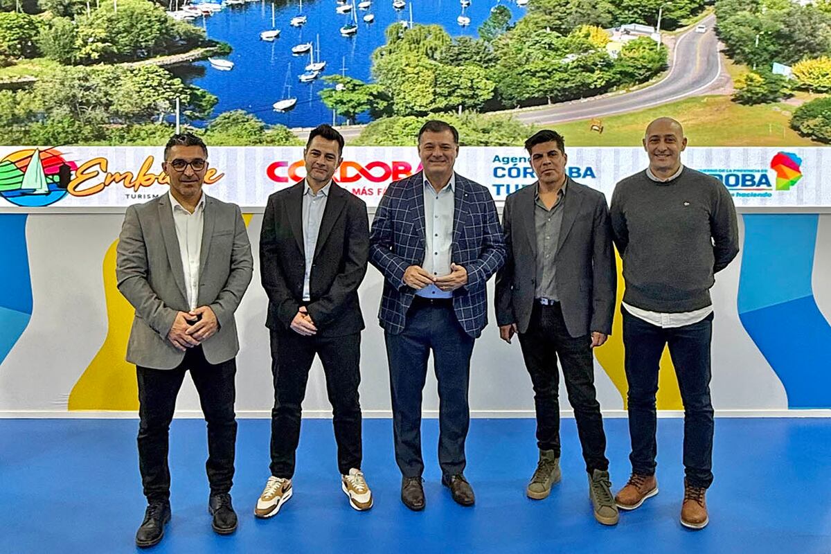 Autoridades. Darío Capitani (presidente de la Agencia Córdoba Turismo), Mario Rivarola (intendente de Embalse), Fermín Egido (CEO de Oceanman Internacional) Roberto Marqués Serra y Toni García Castillo (managers de Oceanman Argentina).