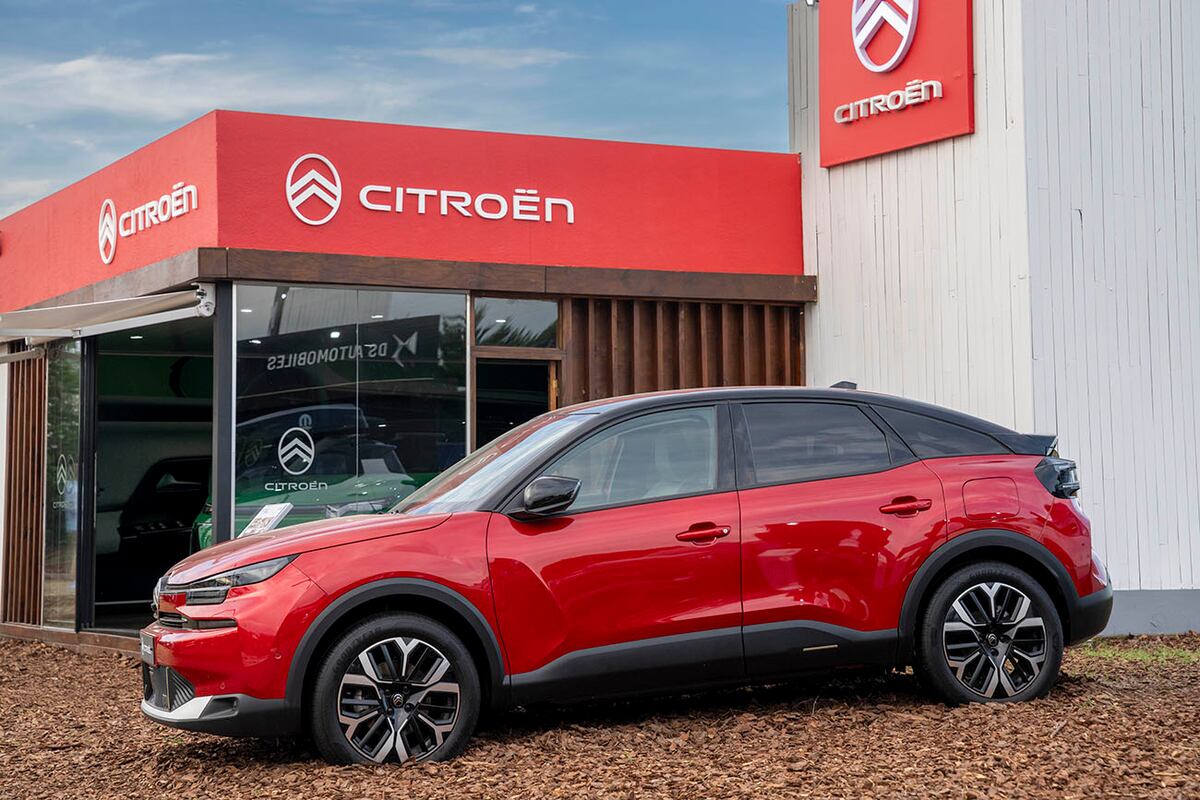 El nuevo Citroën C4 tendrá silueta crossover, combina un motor 1.2 turbo naftero con otro eléctrico con batería de 48 voltios, lo que genera una potencia combinada de 145 CV.