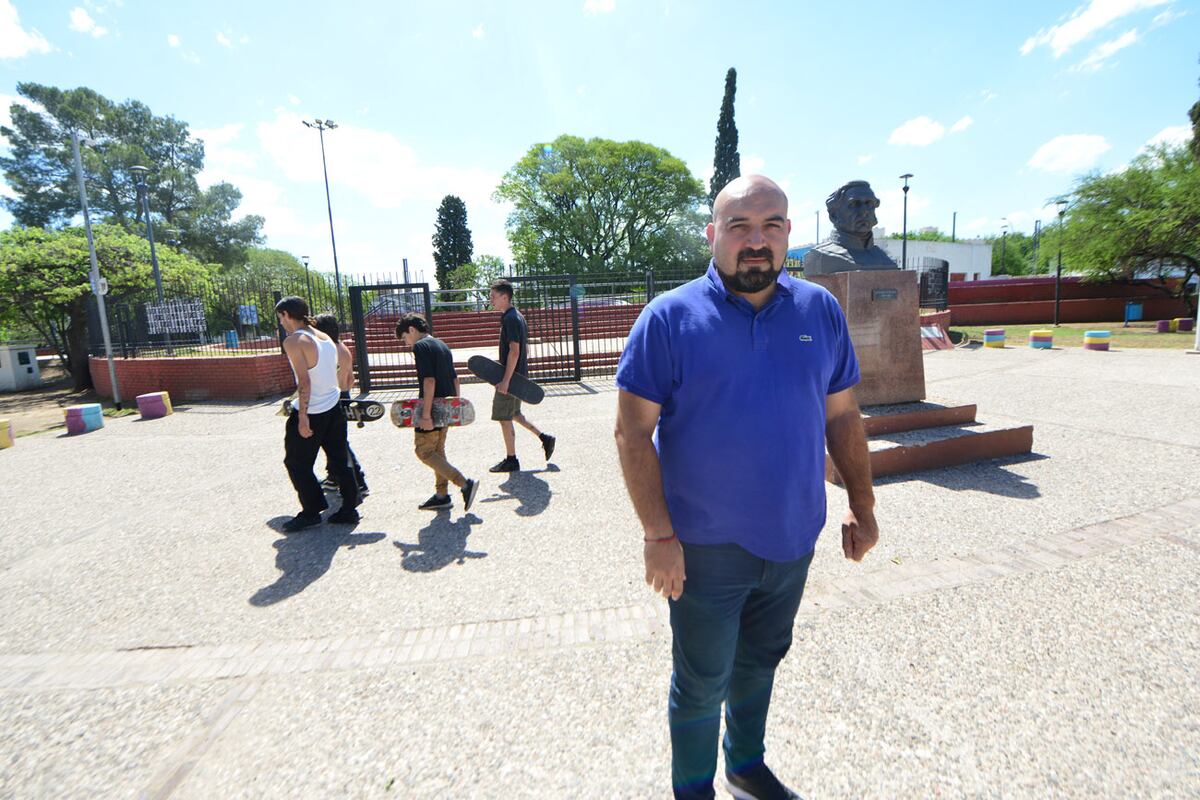 Santiago Gómez, el director del CPC de San Vicente, gestionó chapones para que los jóvenes de su barrio escriban las direcciones de Instagram y Facebook. (Javier Ferreyra / La Voz).